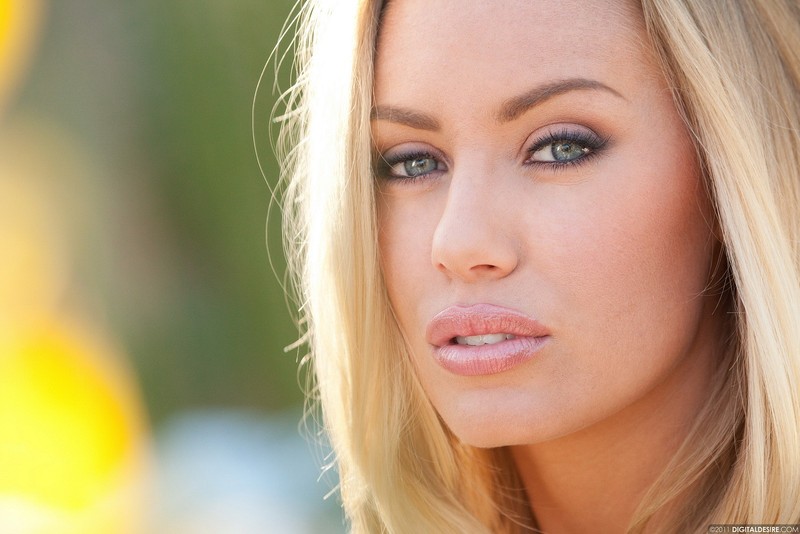 Blonde Nicole Aniston - 16