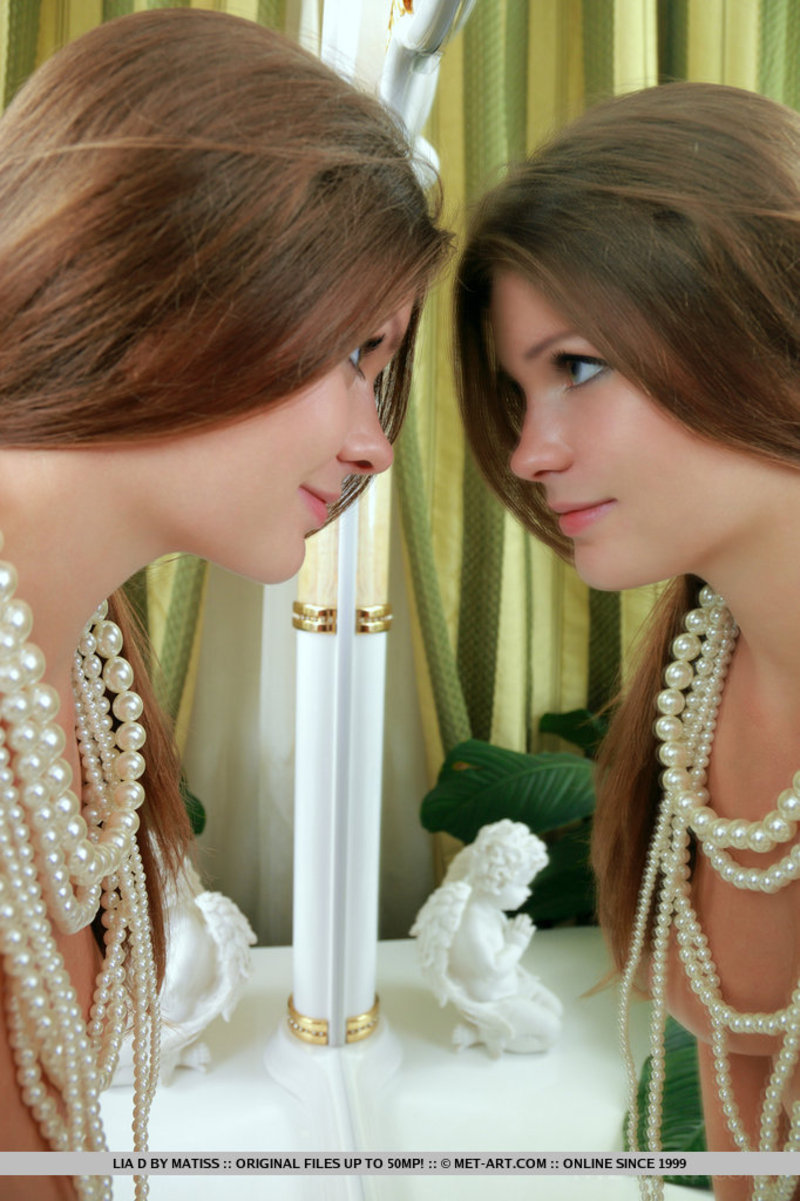 Lia behind the mirror - 14